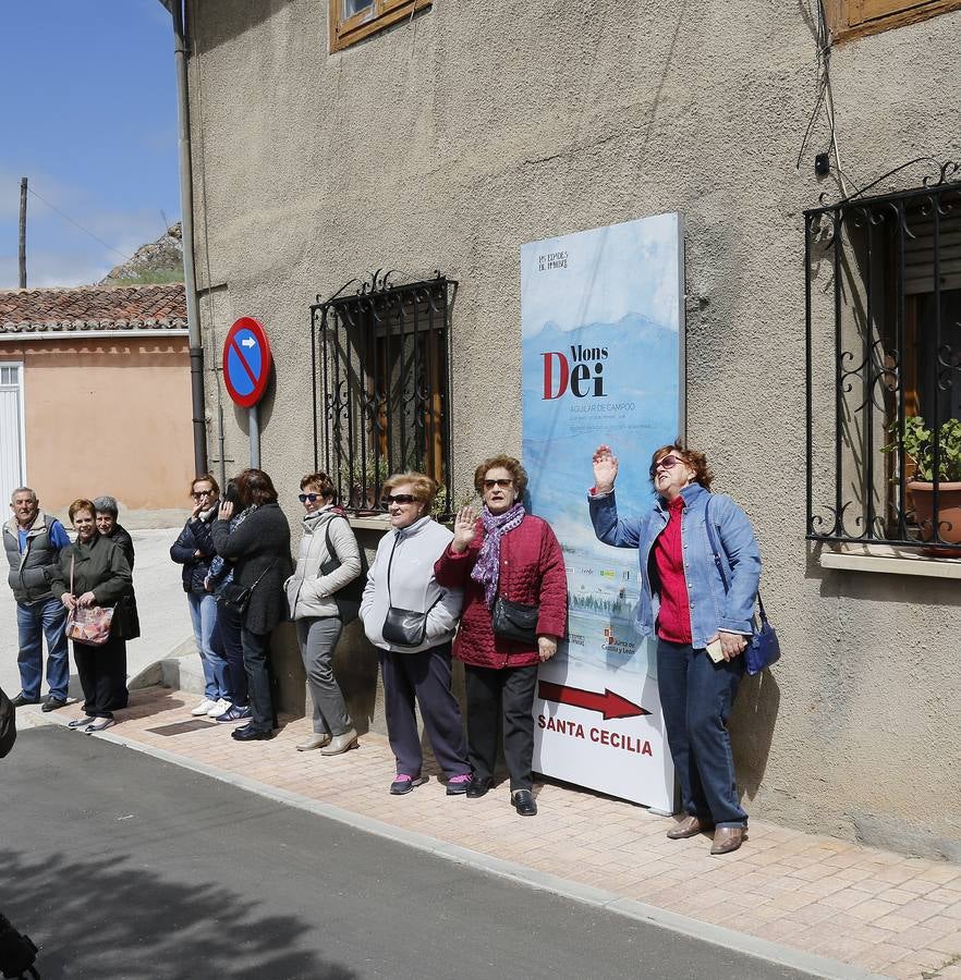 Los vecinos dieron una calurosa bienvenida a la Reina que acudió a la villa palentina para inaugurar 'Mons Dei', la XXIII edición de la exposición, que podrá visitarse desde mañana y hasta el 18 de noviembre