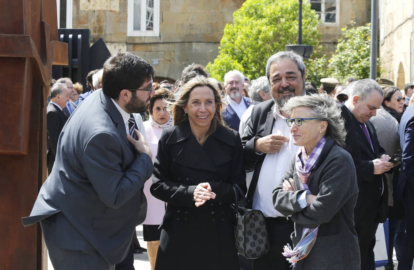 Los vecinos dieron una calurosa bienvenida a la Reina que acudió a la villa palentina para inaugurar 'Mons Dei', la XXIII edición de la exposición, que podrá visitarse desde mañana y hasta el 18 de noviembre