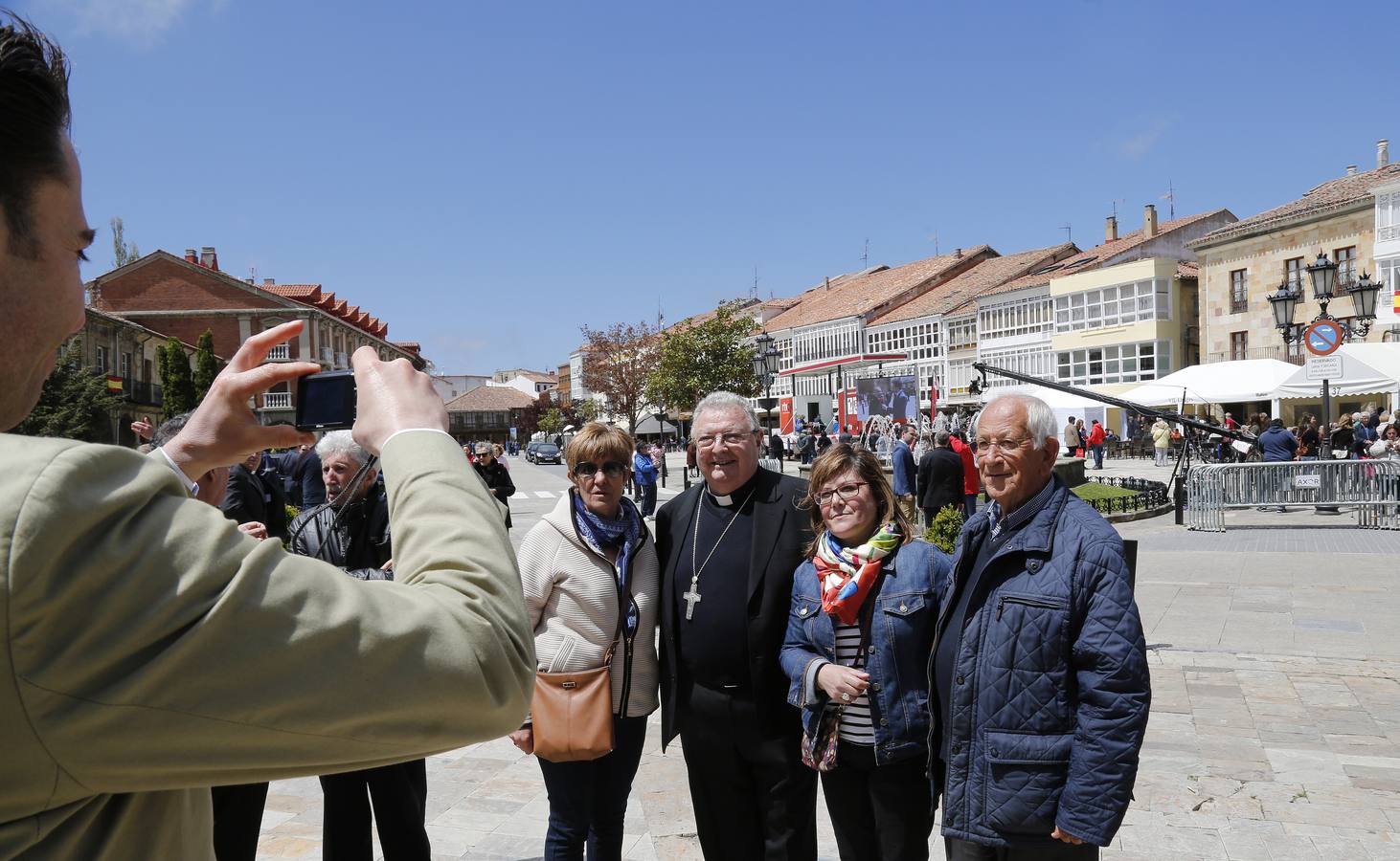 Los vecinos dieron una calurosa bienvenida a la Reina que acudió a la villa palentina para inaugurar 'Mons Dei', la XXIII edición de la exposición, que podrá visitarse desde mañana y hasta el 18 de noviembre