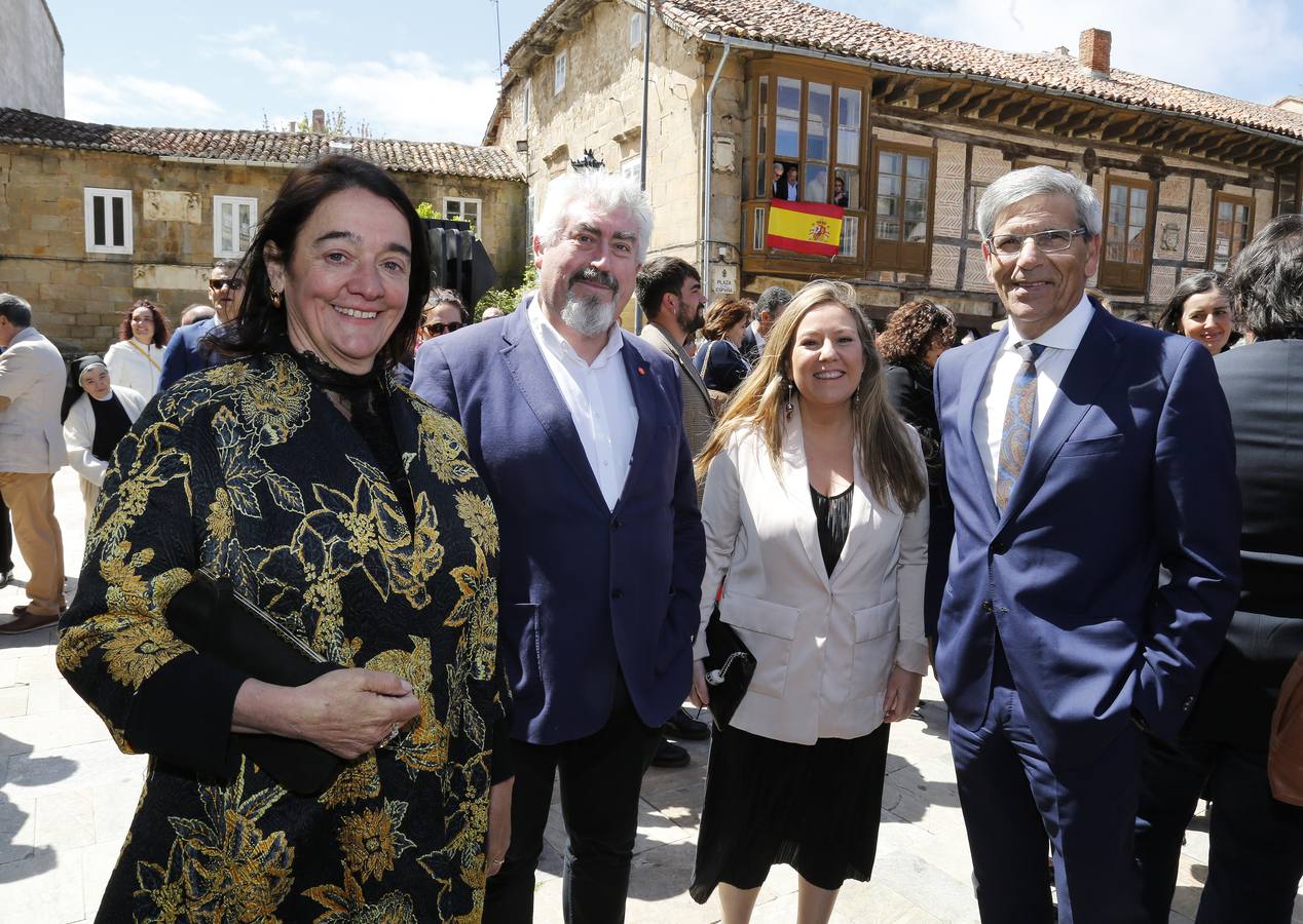 Los vecinos dieron una calurosa bienvenida a la Reina que acudió a la villa palentina para inaugurar 'Mons Dei', la XXIII edición de la exposición, que podrá visitarse desde mañana y hasta el 18 de noviembre