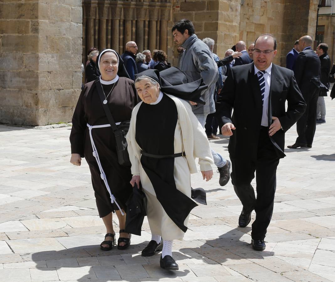 Los vecinos dieron una calurosa bienvenida a la Reina que acudió a la villa palentina para inaugurar 'Mons Dei', la XXIII edición de la exposición, que podrá visitarse desde mañana y hasta el 18 de noviembre