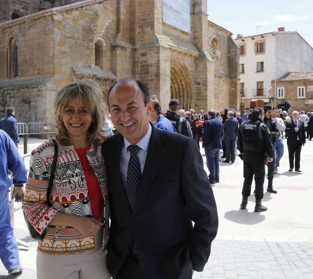 Los vecinos dieron una calurosa bienvenida a la Reina que acudió a la villa palentina para inaugurar 'Mons Dei', la XXIII edición de la exposición, que podrá visitarse desde mañana y hasta el 18 de noviembre