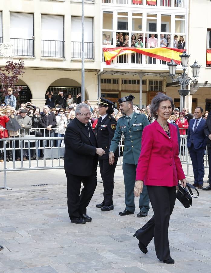 Los vecinos dieron una calurosa bienvenida a la Reina que acudió a la villa palentina para inaugurar 'Mons Dei', la XXIII edición de la exposición, que podrá visitarse desde mañana y hasta el 18 de noviembre