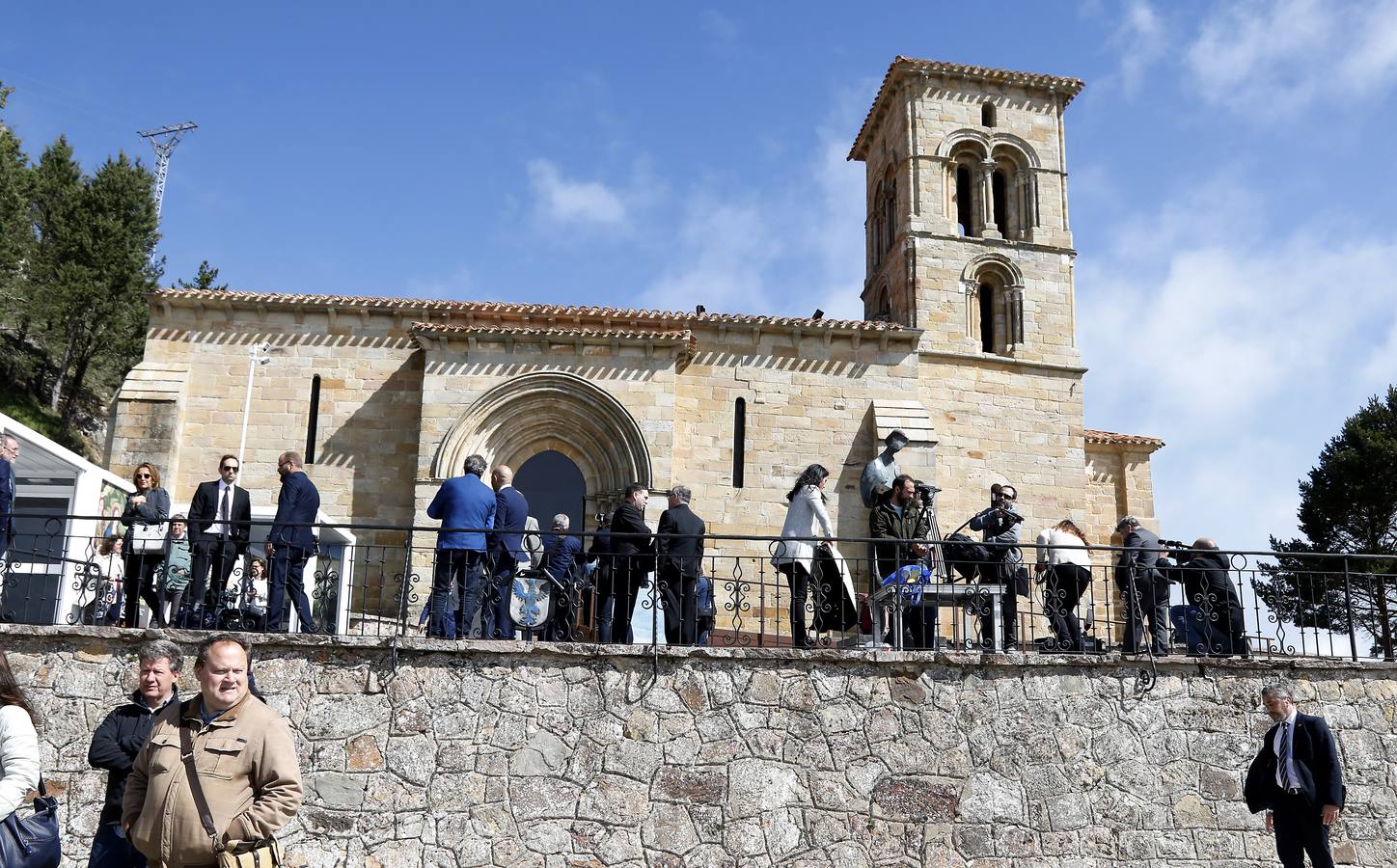 Los vecinos dieron una calurosa bienvenida a la Reina que acudió a la villa palentina para inaugurar 'Mons Dei', la XXIII edición de la exposición, que podrá visitarse desde mañana y hasta el 18 de noviembre