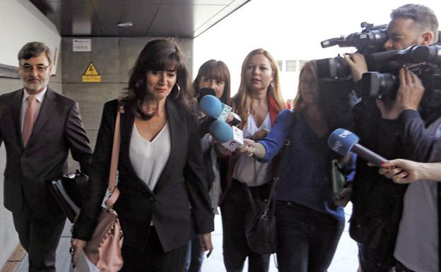 La abogada de Ana Julia a la entrada de los juzgados