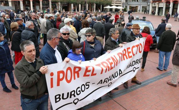 Cada semana la Plataforma por el Tren Directo se manifiesta en la Plaza Mayor