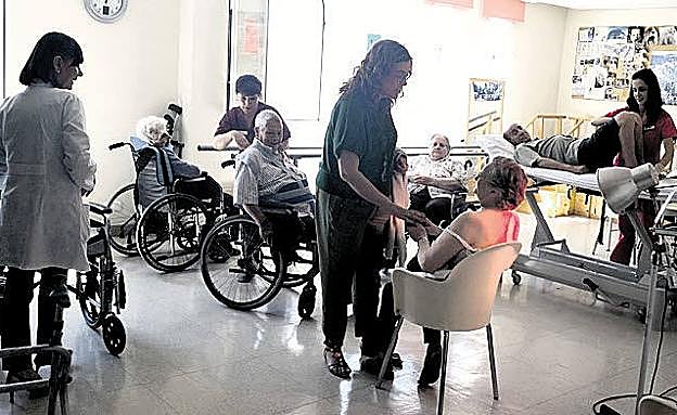 Profesionales atienden a personas dependientes y mayores en Palencia.