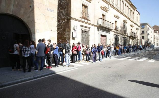 Colas del 'casting' celebrado en Salamanca para la misma serie. 