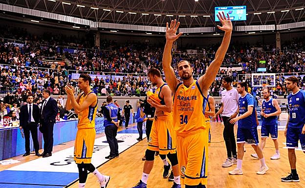 Pablo Aguilar saluda a los aficionados desplazados hasta Burgos