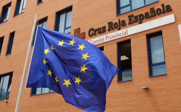 La Bandera de la Unión Europea ya ondea en la sede de Cruz Roja Burgos