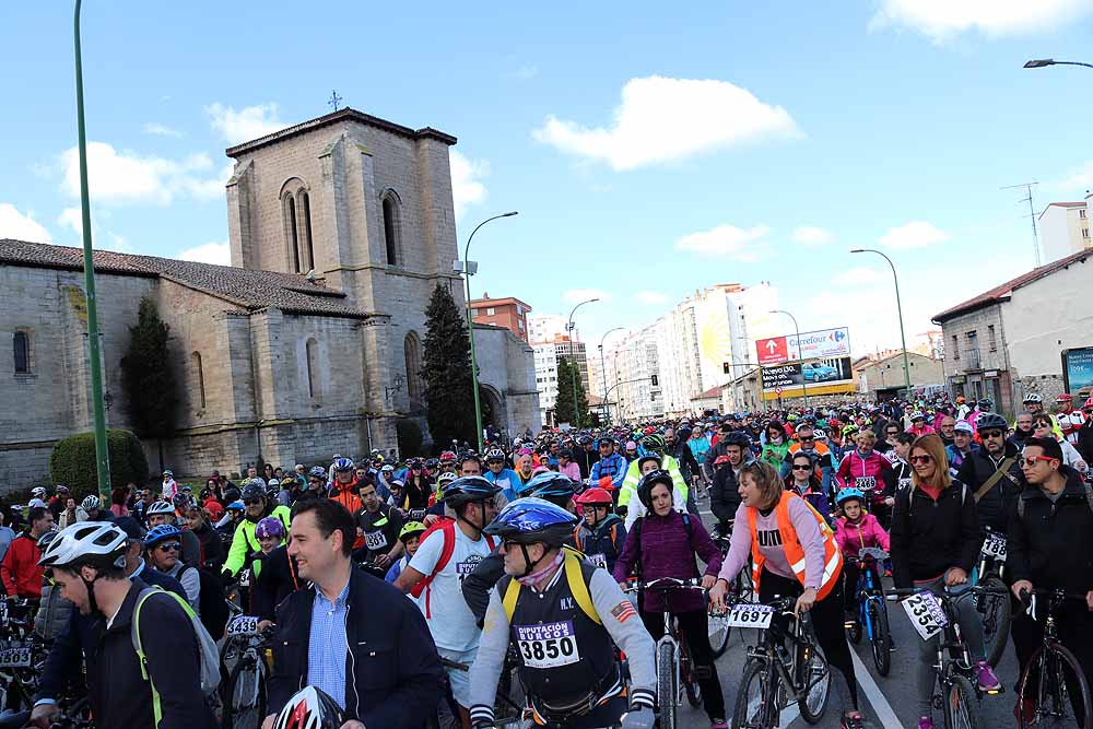 10.000 burgaleses han participado esta jornada de domingo en el Día de la Bici, una iniciativa de Proyecto Hombre, para promocionar el deporte y los estilos de vida saludables