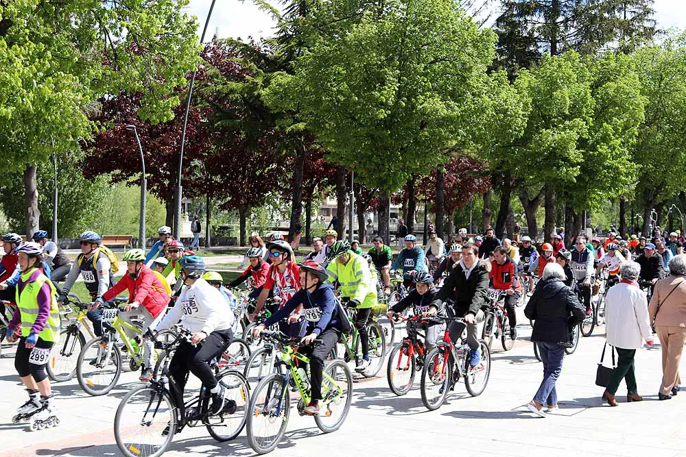 10.000 burgaleses han participado esta jornada de domingo en el Día de la Bici, una iniciativa de Proyecto Hombre, para promocionar el deporte y los estilos de vida saludables