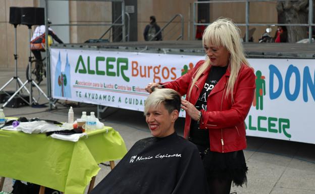 Cuatro peluqueras han cortado y peinado en beneficio de ALCER