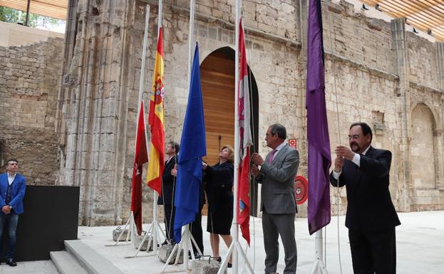 Imagen principal - Izado de banderas para festejar el Día de Europa