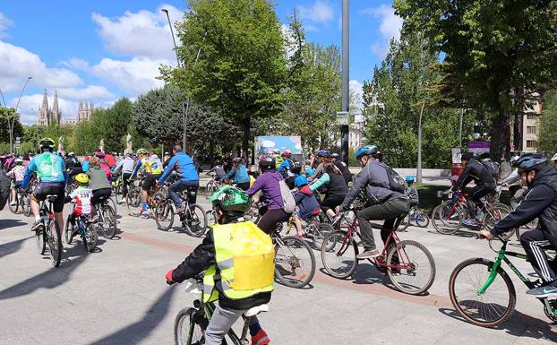 El Día de la Bici ha llenado de color buena parte de la ciudad
