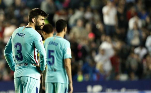 Gerard Piqué, con gesto contrariado tras el quinto gol del Levante. 