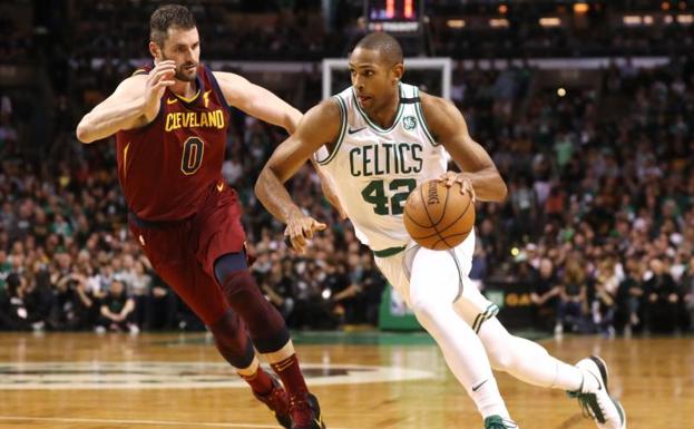 Kevin Love trata de detener a Al Horford.