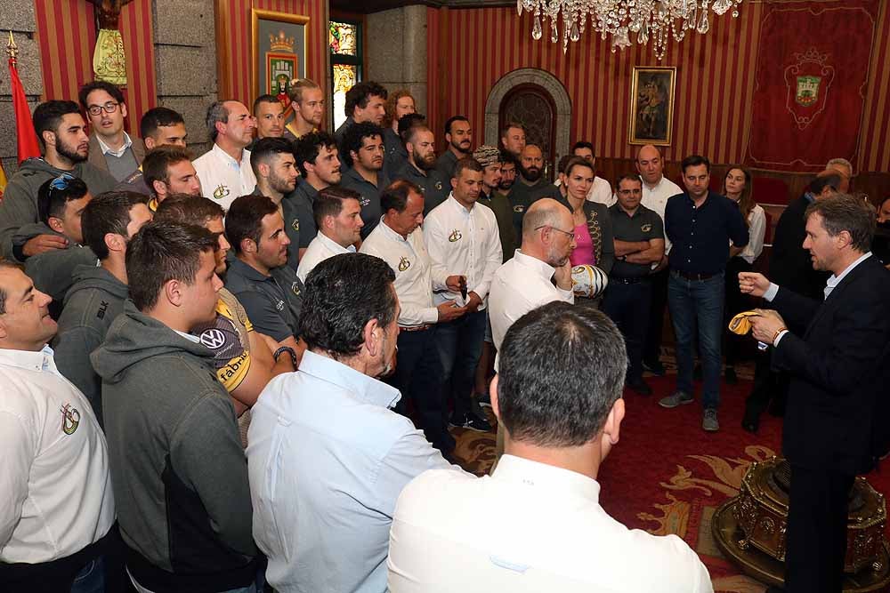 Fotos: El Ubu Colina Clinic celebra su histórico ascenso en el Ayuntamiento, en imágenes
