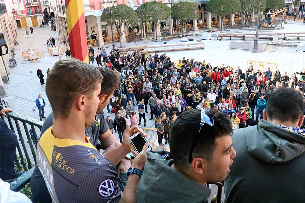 Fotos: El Ubu Colina Clinic celebra su histórico ascenso en el Ayuntamiento, en imágenes