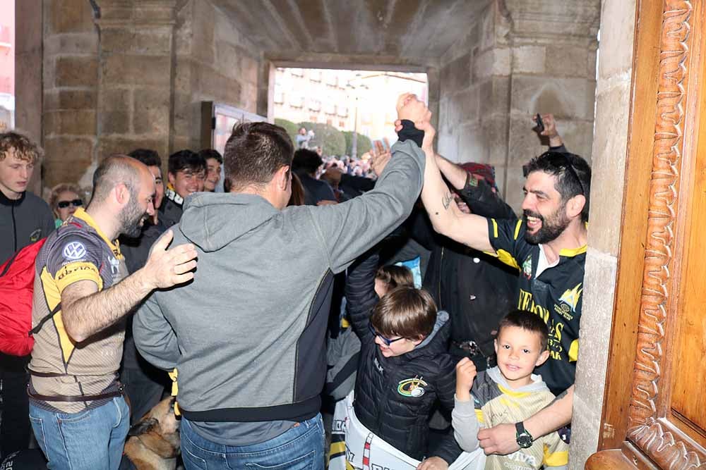 Fotos: El Ubu Colina Clinic celebra su histórico ascenso en el Ayuntamiento, en imágenes