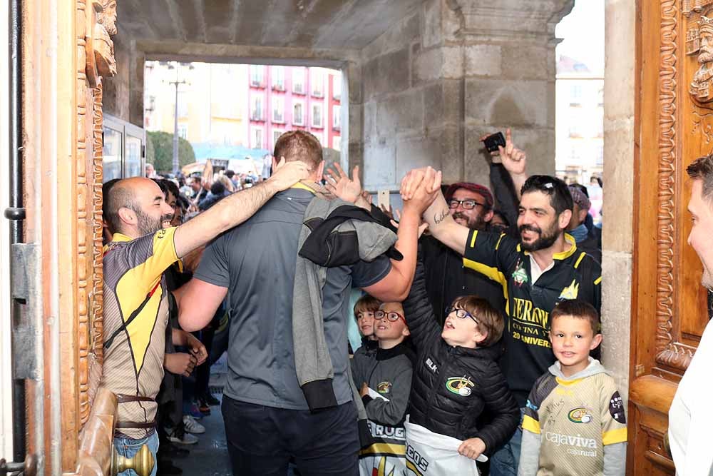 Fotos: El Ubu Colina Clinic celebra su histórico ascenso en el Ayuntamiento, en imágenes