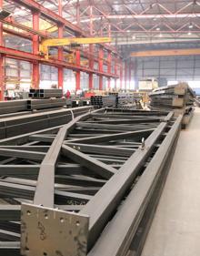 Imagen secundaria 2 - El alcalde, Javier Lacalle, durante la visita a Metálicas Estrumar