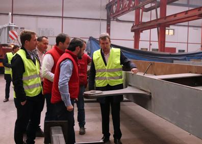 Imagen secundaria 1 - El alcalde, Javier Lacalle, durante la visita a Metálicas Estrumar