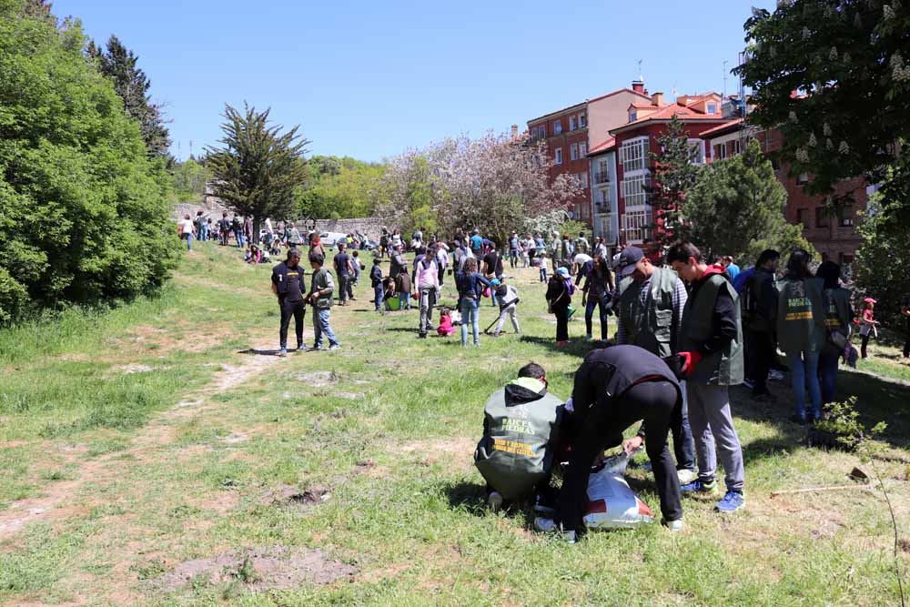 Fotos: Centenares de burgaleses han plantado árboles en la ladera del Castillo