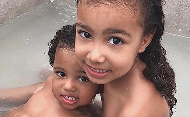 North y Saint West, hijos de Kim Kardashian. 