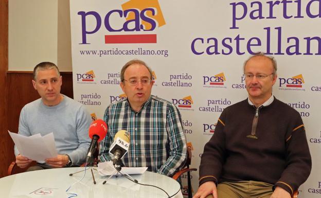 Luis Marcos, en el centro de la imagen, durante una rueda de prensa anterior del PCAS.