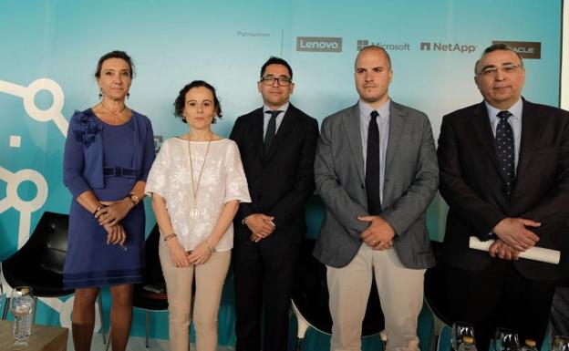 Mª Victoria Seco (Junta de Castilla y León), Susana García Dacal, (SACYL), Javier Alfonso Rodríguez, (UEMC), Carlos Hernández, (Lenovo Data Center Group) y Juan Luis Escudero (Microsoft).