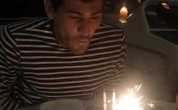 Iker Casillas soplando las velas. 