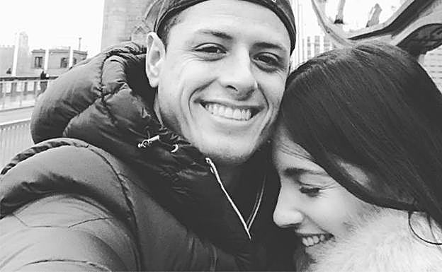 Andrea Duro con Chicharito en Londres. 
