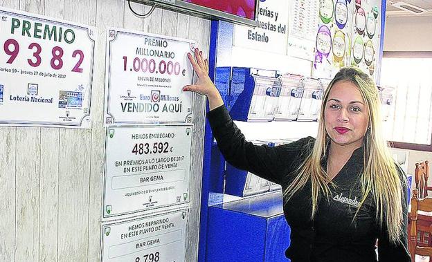 El bar Jema de Miranda de Ebro exhibió su euromillonario premio hasta este jueves, como muestra una de sus empleadas.