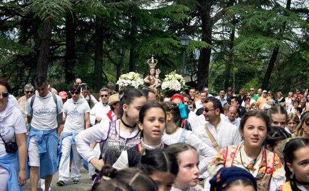 La Romeríasube por la ladera del Castillo en busca del verano