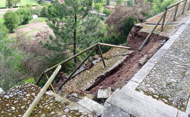 El propio paseo de piedra se ha desplazado, lo que pone en riesgo también el paso por las zonas inferiores