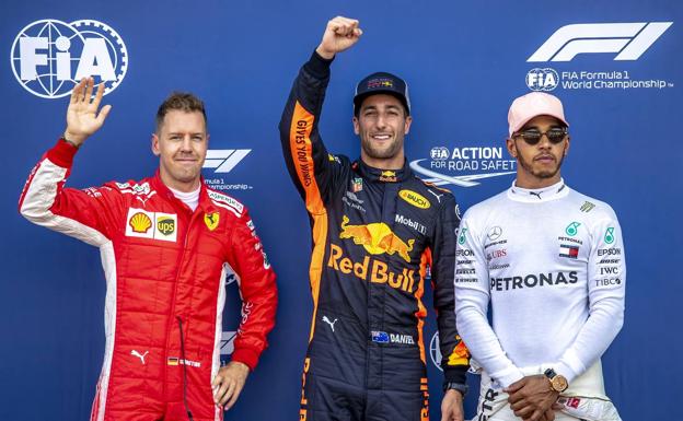 Daniel Ricciardo, escoltado por Sebastian Vettel y Lewis Hamilton. 