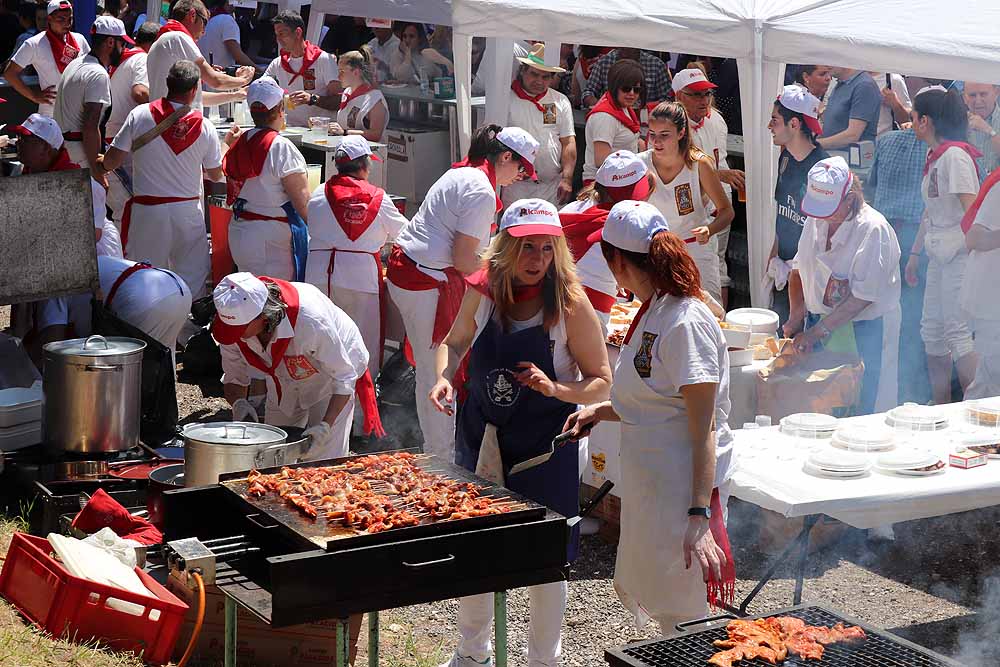 Burgos ha celebrado su tradicional Romería de la Virgen Blanca, con subida al Castillo y paellada