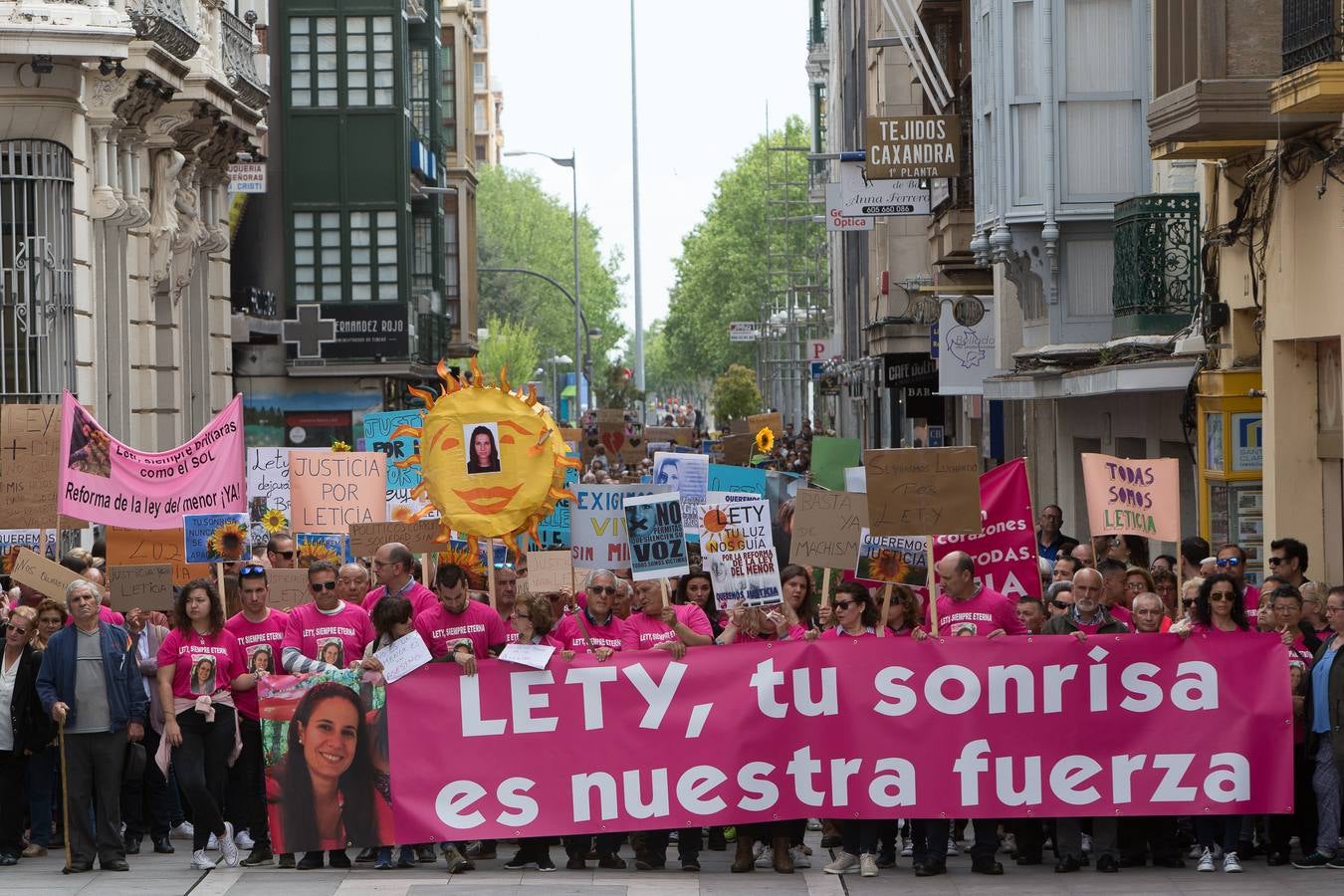 Más de 3.000 personas se manifiestan en la capital zamorana en memoria de la joven que perdió la vida de forma violenta en Castrogonzalo, presuntamente asesinada por un menor de la localidad, y claman por el endurecimiento de la Ley del Menor