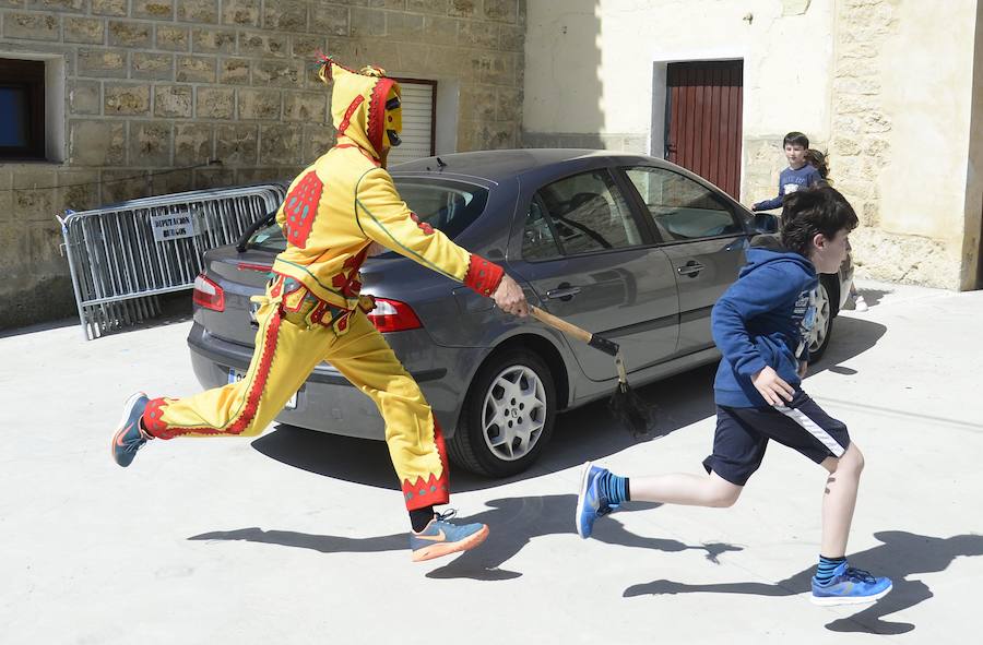 El Colacho, a la izquierda, persigue a un niño.