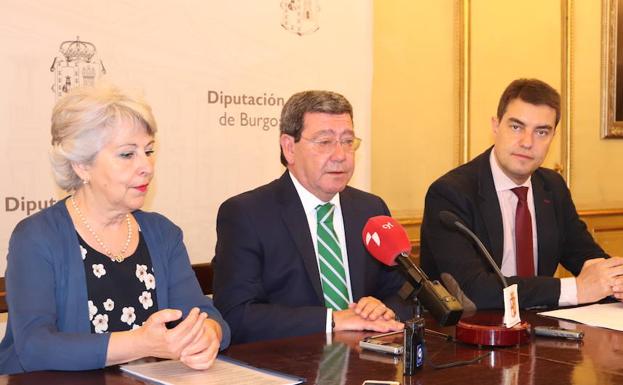 Marianela Manrique, junto a César Rico, en el centro, y Ángel Ibañez, a la derecha.