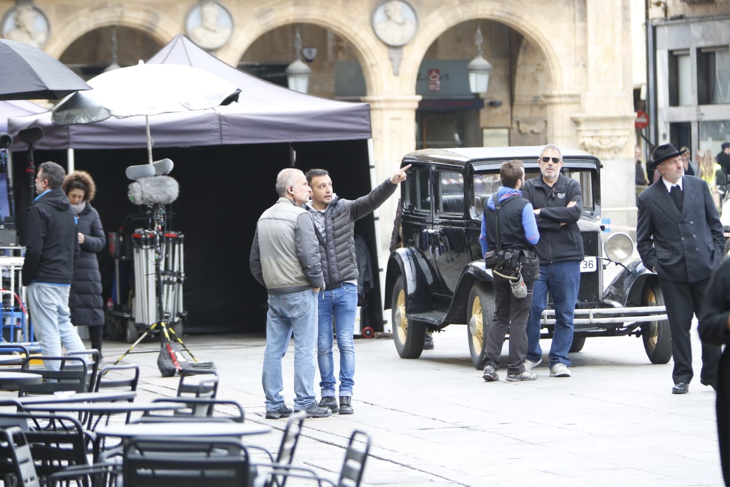 La bandera ondeó esta mañana en la Plaza Mayor durante el rodaje de la película 'Mientras dure la Guerra' que el realizador Alejandro Amenabar esta rodando en la ciudad