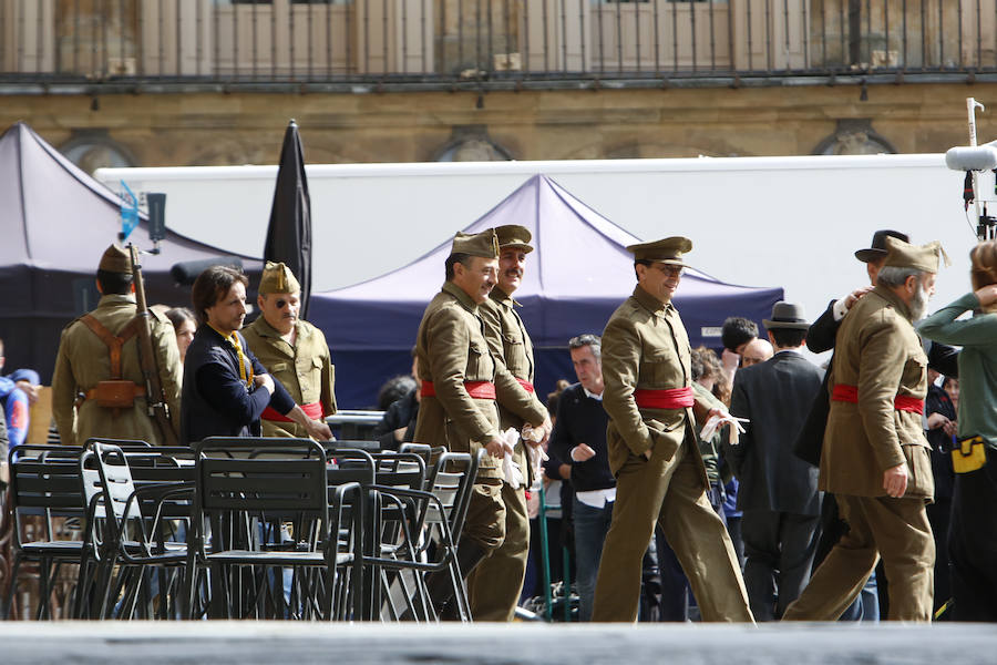 La bandera ondeó esta mañana en la Plaza Mayor durante el rodaje de la película 'Mientras dure la Guerra' que el realizador Alejandro Amenabar esta rodando en la ciudad