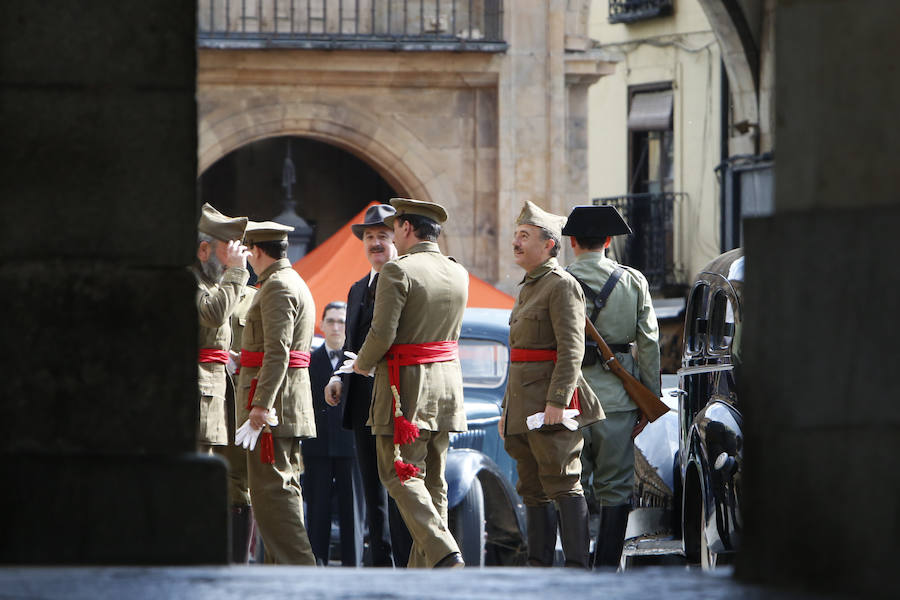 La bandera ondeó esta mañana en la Plaza Mayor durante el rodaje de la película 'Mientras dure la Guerra' que el realizador Alejandro Amenabar esta rodando en la ciudad