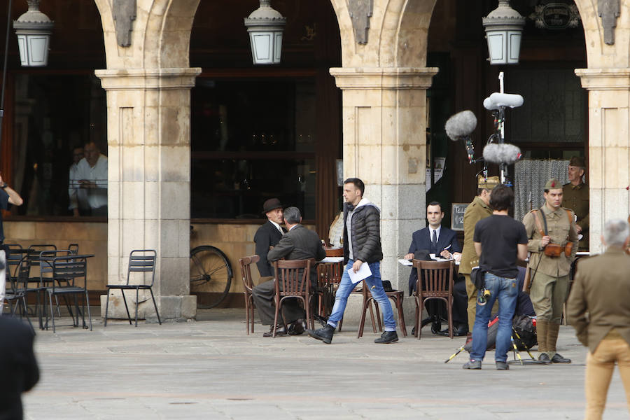 La bandera ondeó esta mañana en la Plaza Mayor durante el rodaje de la película 'Mientras dure la Guerra' que el realizador Alejandro Amenabar esta rodando en la ciudad