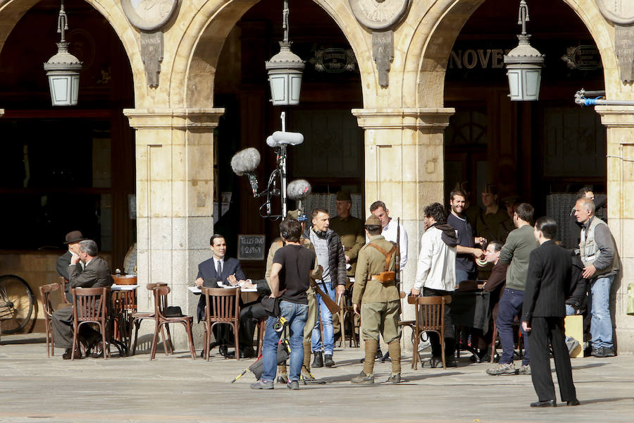 La bandera ondeó esta mañana en la Plaza Mayor durante el rodaje de la película 'Mientras dure la Guerra' que el realizador Alejandro Amenabar esta rodando en la ciudad