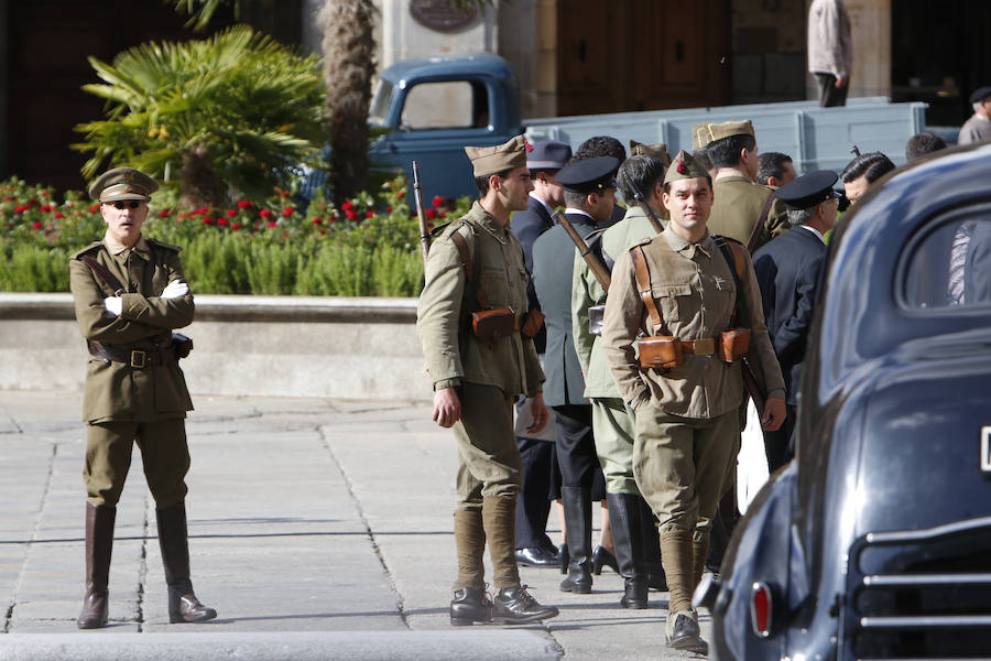 La bandera ondeó esta mañana en la Plaza Mayor durante el rodaje de la película 'Mientras dure la Guerra' que el realizador Alejandro Amenabar esta rodando en la ciudad