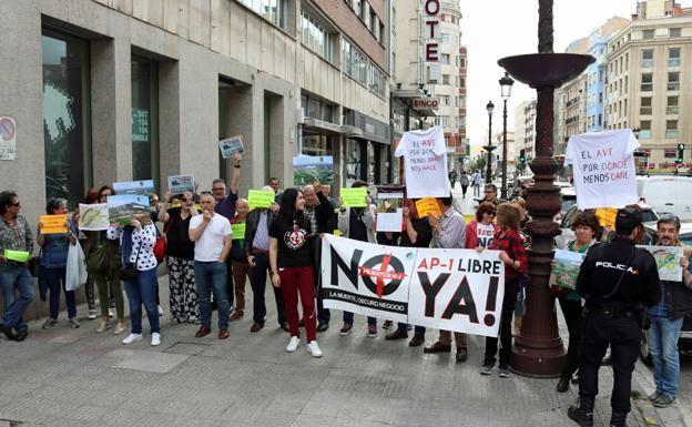 El ministro De la Serna fue recibido, en su última visita a Burgos, por diferentes manifestantes