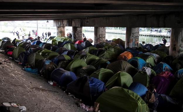 Cientos de tiendas de campaña en el campamento improvisado. 