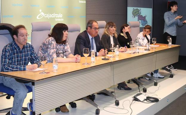 De izquierda a derecha, Fernando Carcedo, Almudena Palma, Baudilio Fernández-Mardomingo, María Antonia Paniego, Natalia López y Jesús López. Al fondo, de pie, una interprete, traduciendo la rueda de prensa a lenguaje de signos.